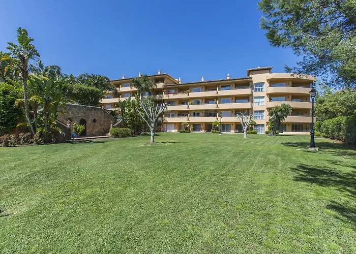 Perfect Location Between Golf And Beach