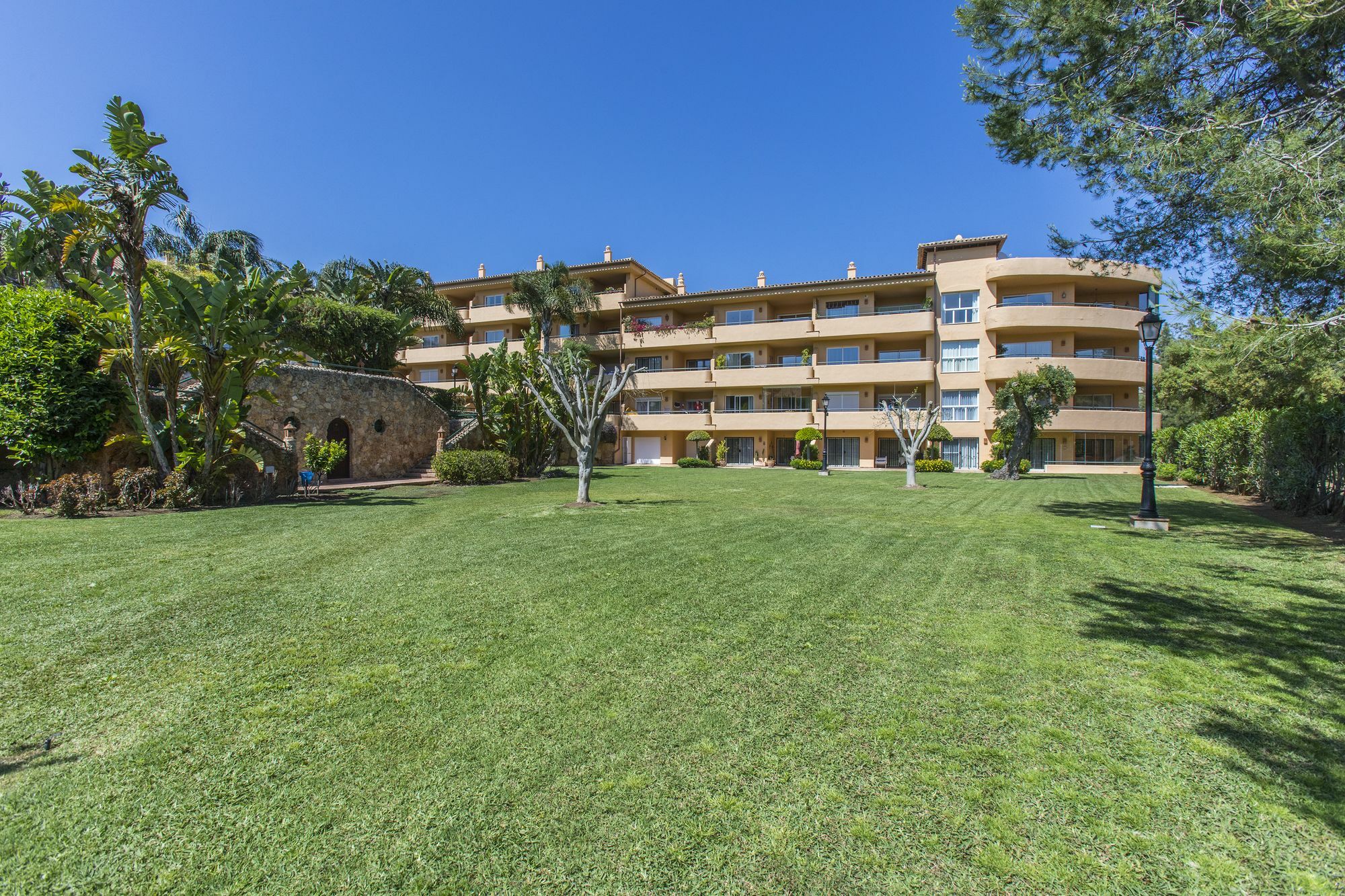 Perfect Location Between Golf And Apartment